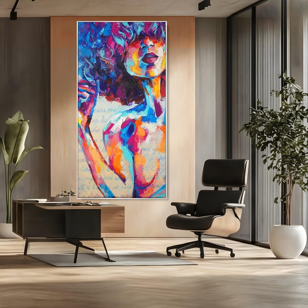 Tablou canvas cu tablou canvas cu portret artistic de femeie, in rama de aluminiu argintiu, pe perete intr-un birou